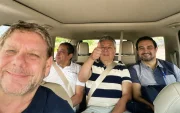 Izquierda: John Manning, CEO de Progen, junto a funcionarios de la Empresa Eléctrica Regional de Loja, donde obtuvo su primer contrato para la central de Catamayo, que también incumplió.