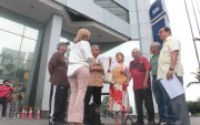 Un grupo de adultos mayores presentaron documentos de que el SRI no les ha devuelto el IVA.