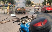Bomberos sofocaron las llamas del vehículo.
