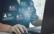 Interfaces digitales y gestión de datos bajo estricta normativa de privacidad en Ecuador.