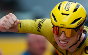 El ciclista británico del Team Visma-Lease a Bike, Matthew Brennan, celebra la victoria en la 11ª etapa de La Vuelta a España.
