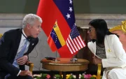 La presidenta encargada de Venezuela, Delcy Rodríguez (d), habla con el secretario de Energía de Estados Unidos, Chris Wright, durante una reunión este miércoles en Caracas (Venezuela).