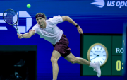 El alemán Alexander Zverev devuelve una bola en su partido ante el italiano Lorenzo Sonego del Abierto de Estados Unidos.