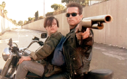 Arnold Schwarzenegger y John Connor protagonizan una de las escenas de Terminator 2: El Juicio Final, que regresa a los cines de Ecuador.