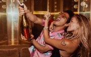 Bruno Mars y Karol G celebrando el éxito de su nueva canción.