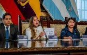 Édgar Lupera (i), gerente de la ATM; Isabel Tamariz, presidenta del directorio de Emapag; y Emily Vera, concejal.