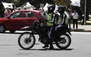 Agentes de tránsito verifican el cumplimiento del Pico y placa en Quito.
