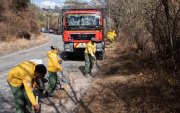 Prevención. Moradores de El Cebollar y Bomberos limpiaron la avenida Los Conquistadores para eliminar material combustible antes de la época seca.
