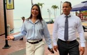 La alcaldesa subrogante, Tatiana Coronel, recorrió un baño del Malecón 2000 en compañía de Víctor Mieles, gerente de la Fundación Malecón 2000.