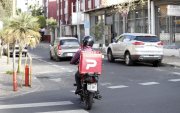 Los conductores de delivery deberán portar casco y un chaleco que los identifique.