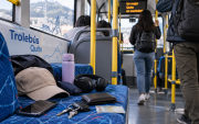 Cédulas, credenciales y otras pertenencias forman parte de los objetos extraviados que usuarios olvidan durante sus viajes en el transporte municipal.