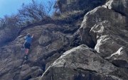 La experiencia de escalar en roca natural es accesible en Quito, con el acompañamiento de un experto y equipo especializado.
