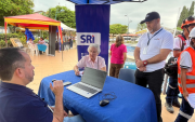 Personas despejan dudas con técnicos del SRI.