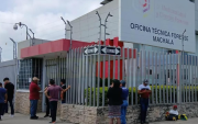 Familiares esperan en los exteriores de la Oficina Técnica Forense de Machala, donde permanecen restos de víctimas que aún no han podido ser identificados.