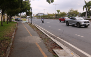 En el punto donde fue atropellada la atleta Mónica Martinich, en la avenida Samborondón, no existen aceras y la ciclovía está descuidada.