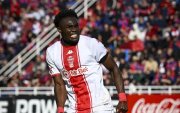 Jordy Caicedo de Huracán marca un gol y reclama otro.