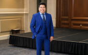 La IA reinterpreta el estilo de Yunda y propone un traje con chaleco para reforzar una imagen más pulida.
