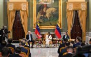 La presidenta interina de Venezuela, Delcy Rodríguez (C), el secretario de Energía de Estados Unidos, Chris Wright (I), y la ministra de Petróleo, Paula Henao (D), asisten a la firma de un acuerdo petrolero en Caracas el 2 de septiembre de 2026.