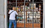 Una persona compra en una tienda el 4 de septiembre de 2026, en La Habana (Cuba).