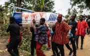 Los familiares llevan el ataúd en forma de bolígrafo manchado de sangre de oveja del difunto maestro ghanés Samuel Commey Tetteh, el 15 de agosto de 2026.
