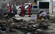 Bomberos inspeccionan los daños tras una explosión en un cuartel del ejército ocurrida la noche anterior, en Viacha, Bolivia, el 5 de septiembre de 2026.