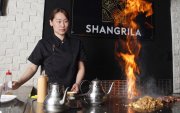 Yan cocina frente al comensal en una de las experiencias distintivas de Shangri.La.