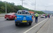 Agentes de tránsito cerraron dos carriles de la vía Perimetral tras el accidente.