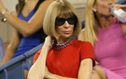 Muchos cuestionan la autoridad moral de Anna Wintour luego de que intentara rehabilitar la imagen del diseñador John Galliano.
