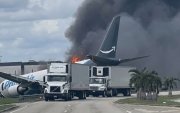 El avión quedó envuelto en llamas y denso humo negro tras colisionar con varios vehículos.