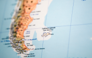 La Guerra de Malvinas enfrentó a Argentina y Reino Unido en 1982 por la soberanía de las islas del Atlántico Sur.