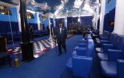 El abogado Héctor Vanegas recorriendo el interior del Palacio Masónico, ubicado en Guayaquil.