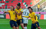 Rosa Flores (i) marcó el primer gol de Ecuador en un Mundial Femenino sub-20.