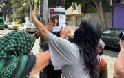 Colectivos pegaron afiches por la desaparición de Kalindy Bolívar, investigadora ecuatoriana que desapareción en Ciudad de México.