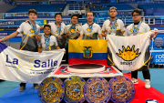 El equipo ecuatoriano celebra en China las cuatro medallas obtenidas en el RobotChallenge 2020.