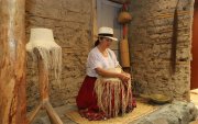 Una artesana que elabora sombreros de paja toquilla en Cuenca.