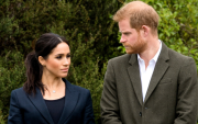 Meghan y Harry llegan a Reino Unido con sus títulos en suspenso y como personas privadas, mientras la seguridad está a cargo del gobierno británico.