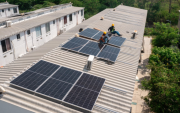 Trabajadores instalan paneles solares como parte de las medidas de ahorro energético frente al fenómeno de El Niño.