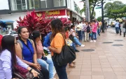 Un grupo de jóvenes hicieron fila días atrás en la calle Víctor Emilio Estrada, para entregar su hoja de vida y conseguir trabajo. La fila fue de dos cuadras