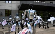 Robots participaron en una manifestación en Polonia para pedir regulación sobre el uso de inteligencia artificial.”