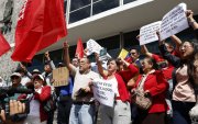 Manifestantes se concentraron en los exteriores de la Caja del Seguro Social, en Quito, para rechazar la posible venta de bienes del IESS.