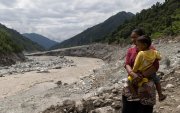 Habitantes de la zona se reúnen mientras equipos de rescate del ejército nepalí buscan supervivientes en el túnel del proyecto hidroeléctrico Trishuli-3A el 4 de septiembre de 2026.