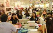 l consumo de los hogares crece 3,9 % anual
Clientes hacen fila en la caja de una tienda de ropa en un centro comercial de Ecuador