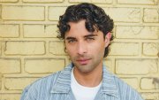 Erick Brian tiene 25 años.