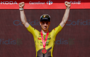 El británico del Visma Lease a Bike Matthew Brennan celebra en el podio la victoria conseguida en la 16 etapa de la Vuelta.