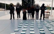 Tres personas fueron detenidas durante un operativo antidrogas en Quito, tras localizar 59 kilos de sustancias que serían comercializadas mediante falsos deliverys.