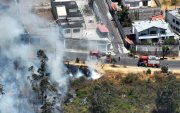 Bomberos trabajan en la contención del incendio forestal registrado este 8 de septiembre en el sector de Mastodontes, en Quito.