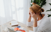 La desigualdad laboral y de ingresos incrementa la vulnerabilidad financiera de las mujeres en Ecuador.