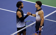 El español Carlos Alcaraz (i) felicita al estadounidense Ben Shelton (d) por su victoria en los cuartos de final del Abierto de Estados Unidos.