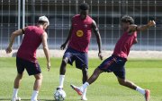 Los jugadores del FC Barcelona Pedro González 'Pedri' (i), Jesse Bisiwu (c) y Lamine Yamal (d) durante el entrenamiento.
