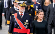 Los reyes Felipe y Letizia de España caminan tras el féretro del rey Harald V de Noruega, desde el Palacio hasta la Catedral de Oslo para el funeral, en Oslo, Noruega, este miércoles. La ceremonia supone el primer funeral de Estado para un monarca en el país desde la muerte del padre del rey Harald, el rey Olav V, en 1991.